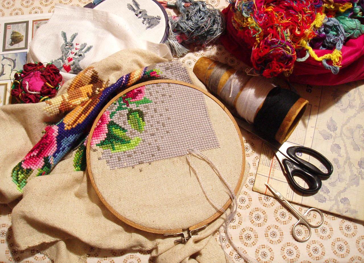 The Art of Embroidery and Sewing: Fabrics, Threads and Creativity in One